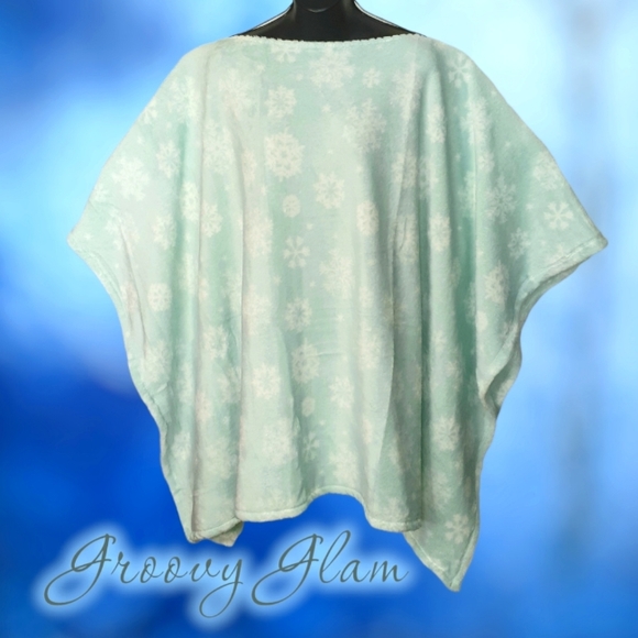 GROOVY GLAM Handmade Palladian Blue Winter Snowflakes Plush Poncho